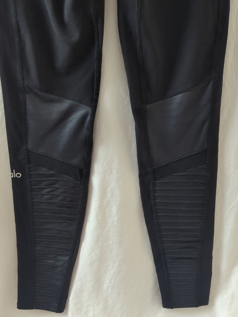 Alo Yoga Black Moto Leggings Size Medium M Mesh Details Pintuck Performance - Picture 6 of 12